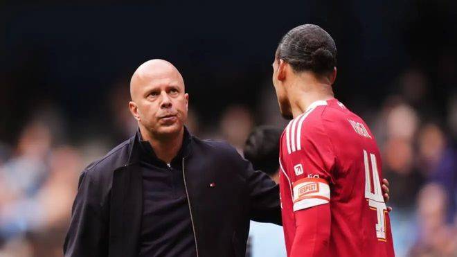 利物浦有救了！0-4 惨败后传猛料，传奇或回安菲尔德救主